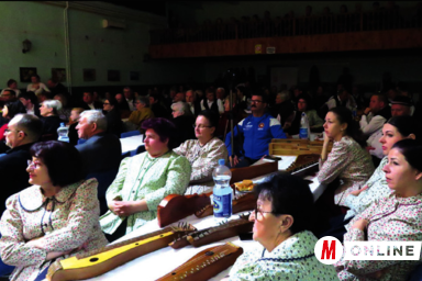 Megtelt a színházterem (Kecskés István felvétele)