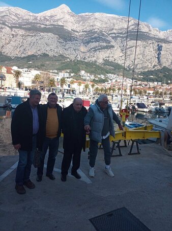 Makarska kikötője előtt a három vendéglátó és Valka Károly kúlai alpolgármester (Fotó: Titelprevoz)