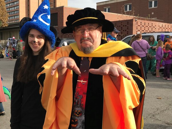 A munkát sem szabad mindig komolyan venni: Az igazgató úr Halloweenkor (Fotó: Mirnics Károly archívumából) A munkát sem szabad mindig komolyan venni: Az igazgató úr Halloweenkor (Fotó: Mirnics Károly archívumából)