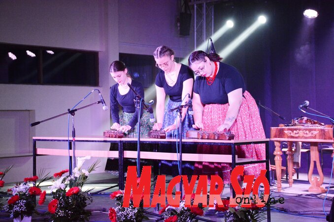 Az idei koncert a Galáris citerahármas hangulatkeltő muzsikájával kezdődött (Paraczky László felvétele) Az idei koncert a Galáris citerahármas hangulatkeltő muzsikájával kezdődött (Paraczky László felvétele)