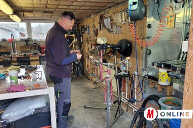 Tyulu egy régi kerékpárt javít, amit egy rászoruló fog kapni / Lakatos János felvétele