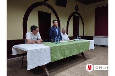 Fehér Kálmán, dr. Molnár Viktor és Juhász Attila a mezőgazdasági lakossági fórumon Óbecsén (Kancsár Izabella felvétele)