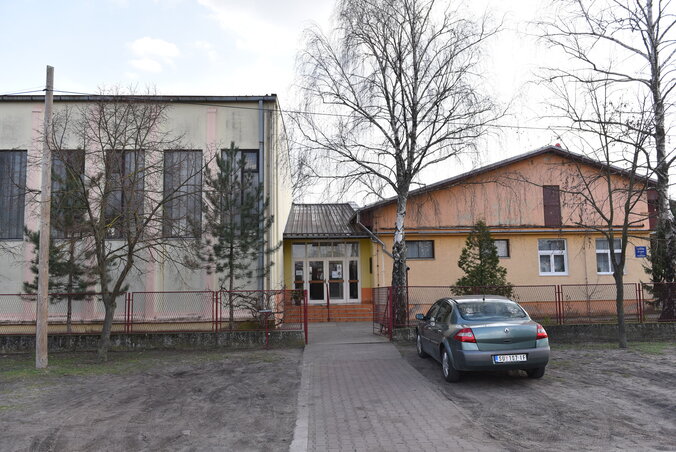 Névadója mellszobrát avatják fel a királyhalmi általános iskola udvarában / Molnár Edvárd felvétele Névadója mellszobrát avatják fel a királyhalmi általános iskola udvarában / Molnár Edvárd felvétele