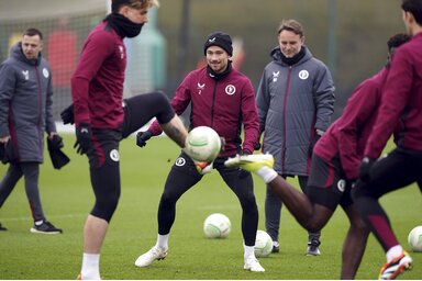 Az Aston Villa játékosai lazán készülgettek az Ajax elleni meccsre, de nem lehetnek teljesen nyugodtak Amszterdamban (Fotó: Beta/AP)