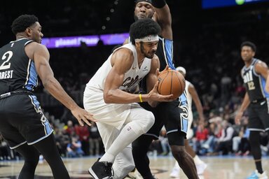 Az atlantai védelem a negyedik negyedben teljesen megfékezte Jarrett Allenéket (Fotó: Beta/AP)