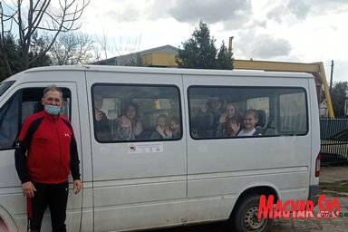 Az NDE kisbusza (Fotó: Kecskés István)