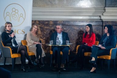 Hornung Ágnes, Vesztergom Dóra, Spéder Zsolt, Rövid Irén és Fűrész Tünde (Fotó: MTI)