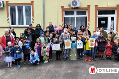 Az Életfa idei Maskarás muriján részt vevők egy csoportja a szervezőkkel és a közreműködő szülőkkel / Életfa NE felvétele