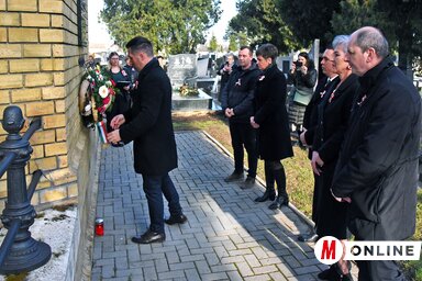 Újhelyi Nándor, Jaksa Róbert, Orosz Urbán Csilla, Ótott Róbert, Jerasz Anikó és Kiss Vendel, a VMSZ törökkanizsai községi szervezete nevében koszorúzott (Gergely Árpád felvétele)