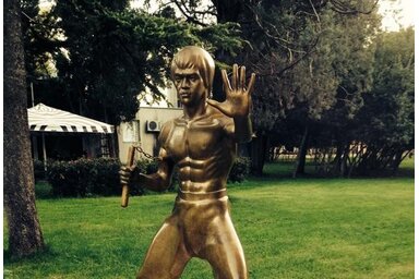 A Bruce Lee szobor valódi kuriózumnak számított a turisták szemében is (Fotó: X)