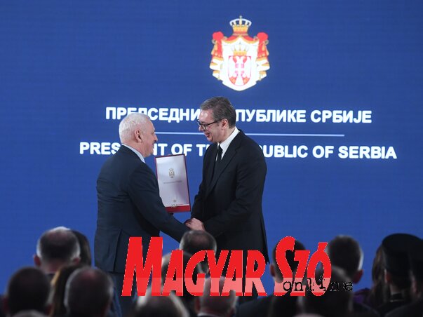 A kitüntetést Aleksandar Vucič államelnök adta át dr. Bálint Bélának  (Ótos András felvétele)