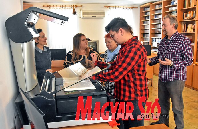 Mindent szeretnének digitalizálni, ami a vajdasági magyar kulturális, tárgyi, szellemi örökséget jellemzi (Fotó: Gergely Árpád felvétele) Mindent szeretnének digitalizálni, ami a vajdasági magyar kulturális, tárgyi, szellemi örökséget jellemzi (Fotó: Gergely Árpád felvétele)