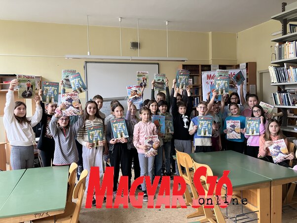 A Petőfi Sándor iskola diákjai a Jó Pajtással / Török Erna felvétele A Petőfi Sándor iskola diákjai a Jó Pajtással / Török Erna felvétele