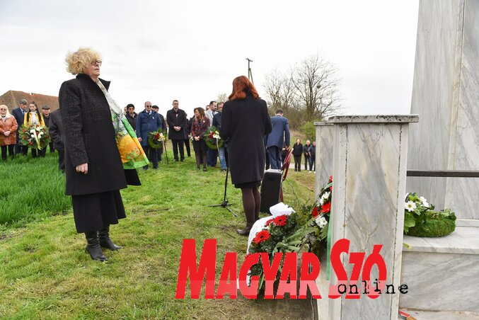 Kabók Erika az MNT képviseletében koszorúzott (Molnár Edvárd felvétele) Kabók Erika az MNT képviseletében koszorúzott (Molnár Edvárd felvétele)