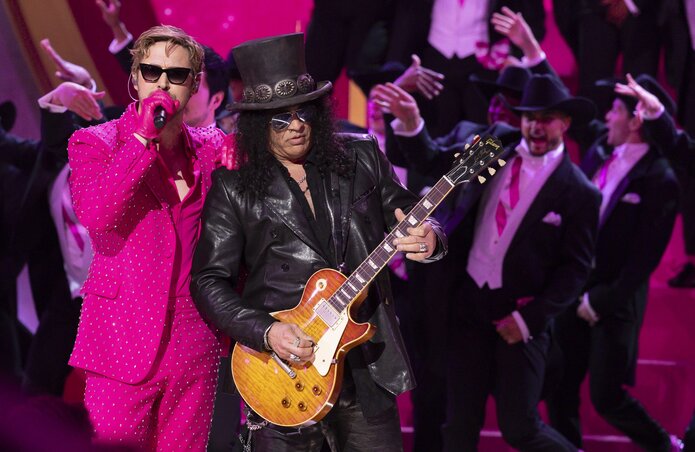 Ryan Gosling, akihez Slash is csatlakozott egy gitárszóló erejéig / Getty Images Ryan Gosling, akihez Slash is csatlakozott egy gitárszóló erejéig / Getty Images