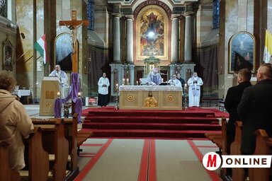 A szentmisét msgr. Fazekas Ferenc szabadkai megyéspüspök szolgáltatta a belvárosi Nagyboldogasszony-templomban (Fotó: Kancsár Izabella felvétele)