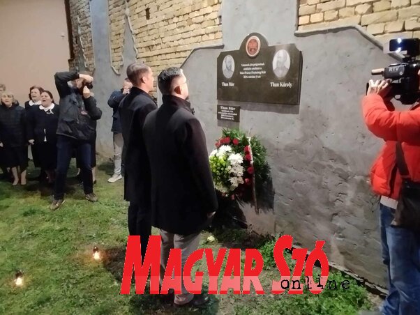 Egy Than Mór és Than Károly emléktáblát avattak fel az emlékház udvarában (Fotó: Kancsár Izabella felvétele) Egy Than Mór és Than Károly emléktáblát avattak fel az emlékház udvarában (Fotó: Kancsár Izabella felvétele)