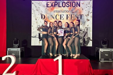 A dobogó legmagasabb fokára állhattak a táncos lányok (Fotó: Petőfi Sándor Magyar Kultúrkör)