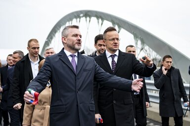 Peter Pellegrini, a szlovák parlament elnöke és Szijjártó Péter az új hídon (Fotó: MTI)