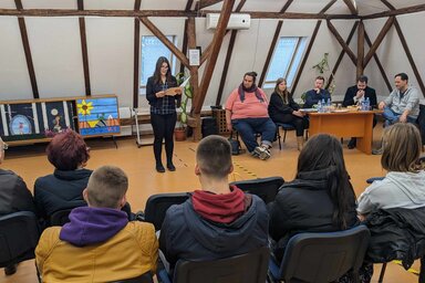 A könyvtár padlástermében a fiatal alkotók / forrás: Juhász Erzsébet Könyvtár