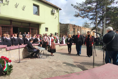 Elsőként a rendezvény szervezői, a Petőfi iskola, a Petőfi kultúrkör és az óbecsei Népkönyvtár képviselői koszorúzták meg a Petőfi-szobrot (Kancsár Izabella felvétele))