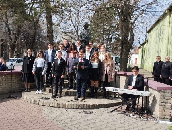 Ünnepi beszédet dr. Molnár Viktor, a VMSZ óbecsei községi szervezetének elnöke mondott Ünnepi beszédet dr. Molnár Viktor, a VMSZ óbecsei községi szervezetének elnöke mondott
