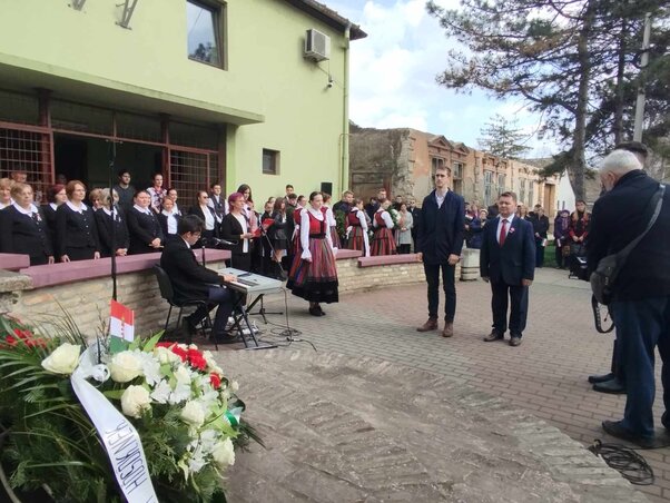 Óbecsén a VMSZ nevében dr. Molnár Viktor és Fehér Szabolcs koszorúzott (Fotó: Kancsár Izabella) Óbecsén a VMSZ nevében dr. Molnár Viktor és Fehér Szabolcs koszorúzott (Fotó: Kancsár Izabella)