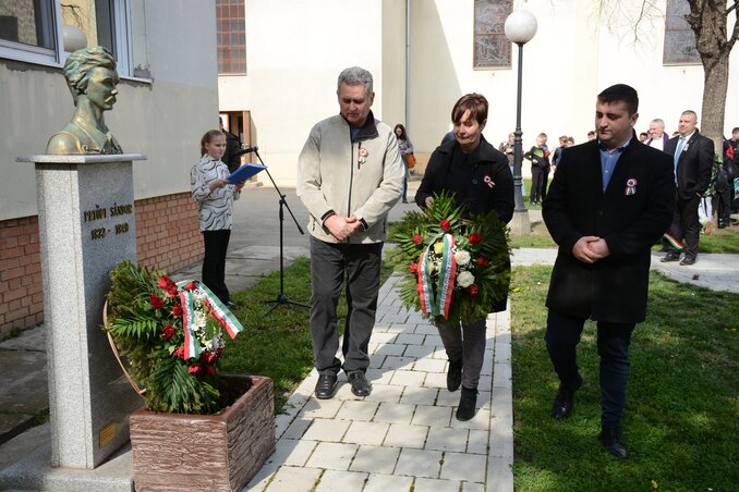 Szenttamáson Brasnyó Nándor (balról), Szabados Fodor Beáta és Kocsis Krisztián, a Vajdasági Magyar Szövetség helyi szervezetének képviselői koszorúztak (Fotó: Paraczky László) Szenttamáson Brasnyó Nándor (balról), Szabados Fodor Beáta és Kocsis Krisztián, a Vajdasági Magyar Szövetség helyi szervezetének képviselői koszorúztak (Fotó: Paraczky László)