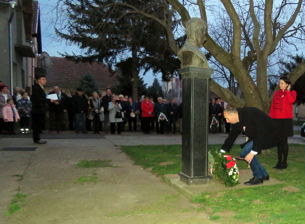 Muzslyán a VMSZ nevében Sztojkó József és Vidrács Krisztina hajtott főt a Petőfi-szobor előtt (Fotó: Kecskés István) Muzslyán a VMSZ nevében Sztojkó József és Vidrács Krisztina hajtott főt a Petőfi-szobor előtt (Fotó: Kecskés István)