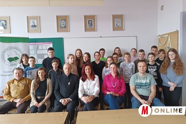 A verseny résztvevői, szervezői és a felkészítő tanárok / Kazinczy Paszterkó Diana felvétele