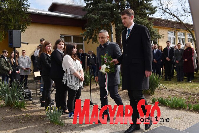 Dr. Pásztor Bálint: Petőfi mellszobra méltó helyre került / Molnár Edvárd felvétele Dr. Pásztor Bálint: Petőfi mellszobra méltó helyre került / Molnár Edvárd felvétele