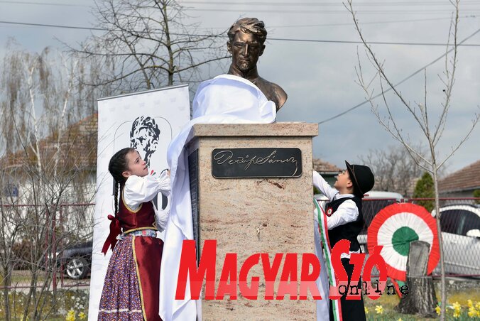 A mellszobrot a királyhalmi általános iskola diákjai leplezték le / Molnár Edvárd felvétele A mellszobrot a királyhalmi általános iskola diákjai leplezték le / Molnár Edvárd felvétele