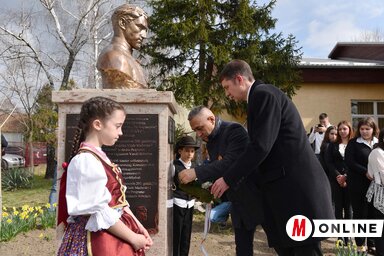 A szobrot Potápi Árpád János és dr. Pásztor Bálint koszorúzta meg / Molnár Edvárd felvétele