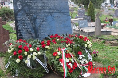 Az emlékezés virágai a Hősök sírjánál Topolyán / Kiss Zoltán felvétele