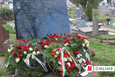 Az emlékezés virágai a Hősök sírjánál Topolyán / Kiss Zoltán felvétele