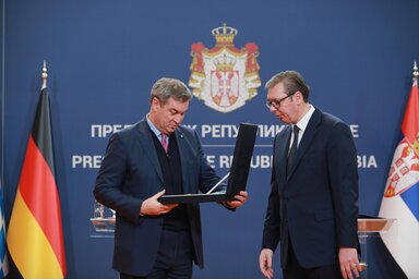 Markus Söder átveszi a Szerb Köztársaság Érdemrendjének szalagkitüntetését (Fotó: Beta) 