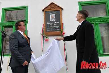 Dr. Pásztor Bálint és Törtei János leleplezte az emléktáblát (Fotó: Gergely József felvétele)