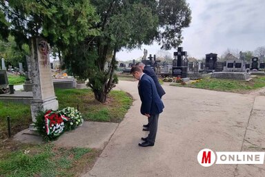 A bácsföldvári megemlékezésen a VMSZ helyi szervezetének nevében dr. Molnár Viktor és Alekszander Endre koszorúzott (Fotó: Kancsár Izabella felvétele)