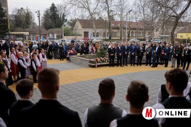 Együtt emlékeztek a hétvégén Kishegyes főterén (Fotó: Gulyás Réka felvétele)