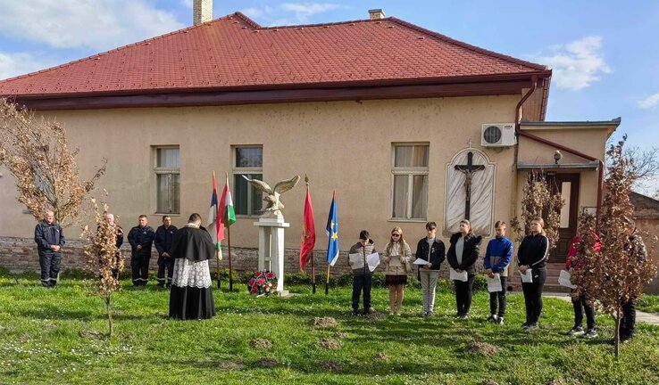 Emlékezés a Turulnál (Fotó: Sörfőző Katinka) Emlékezés a Turulnál (Fotó: Sörfőző Katinka)