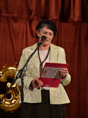 Tót Kása Piroska a Petőfi-kultúrkör fennállásának harmincadik évfordulója alkalmából szervezett ünnepi műsoron (Fotó: Petőfi Sándor Magyar Kultúrkör)