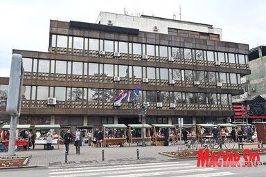 Az egykori igazgatási épület jelenleg községházaként működik (Fotó: Ótos András felvétele)