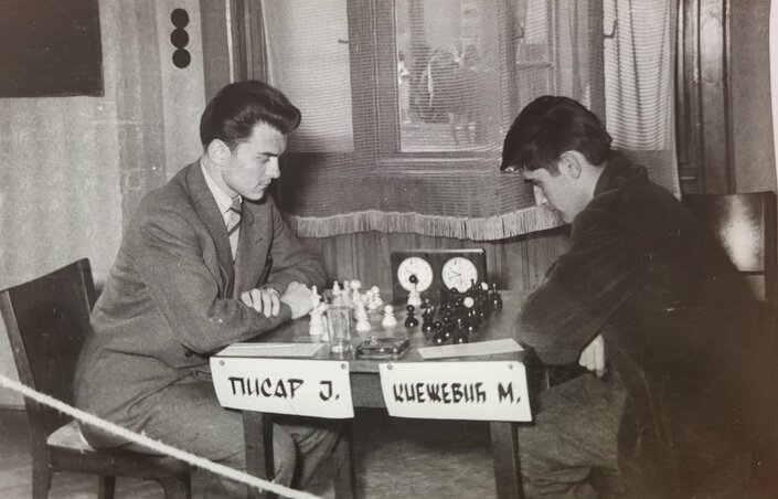 Piszár József sakkmeccs közben