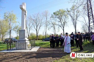 Az Osgyáni-keresztet ft. Nagy József atya szentelte fel a hívek körében (Gergely Árpád felvétele)