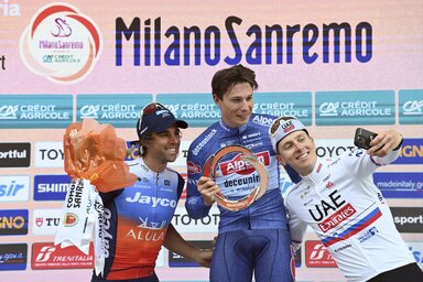 Matthews, Philipsen és Pogačar (balról jobbra) a dobogón (Fotó: Beta/AP)