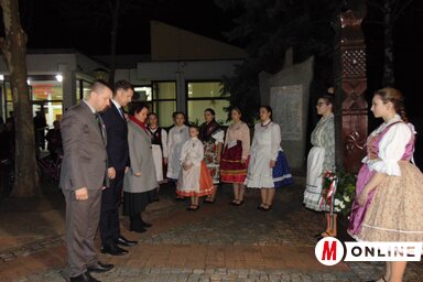 A VMSZ nevében dr. Pásztor Bálint elnök, valamint Vicsek Annamária és Bájity Borisz alelnökök koszorúztak (Vidács Hajnalka felvétele)