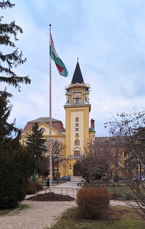 Mezőtúr, főtér, Kossuth Lajosról elnevezve, országzászló, Városháza / Búsi Manyi felvétele