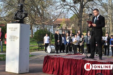 Bájity Borisz ünnepi beszédet mond a Kossuth-szobornál / Ótos András felvétele