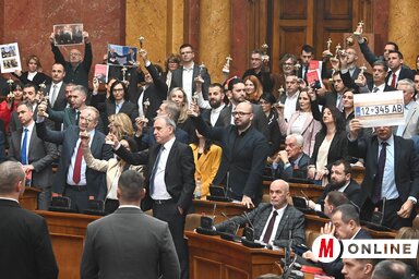Az ellenzéki képviselőcsoport egyes tagjai az Oscar-szoborocskák utánzataival (Ótos András felvétele)