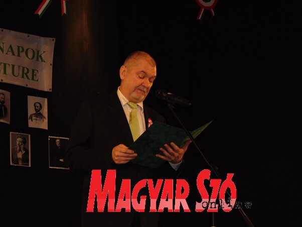A rendezvényen elsőként Balogh György, Magyarország Szabadkai Főkonzulátusának konzulja felolvasta Orbán Viktor Magyarország miniszterelnökének a határon túli magyarokhoz intézett levelét (Vidács Hajnalka felvétele) A rendezvényen elsőként Balogh György, Magyarország Szabadkai Főkonzulátusának konzulja felolvasta Orbán Viktor Magyarország miniszterelnökének a határon túli magyarokhoz intézett levelét (Vidács Hajnalka felvétele)